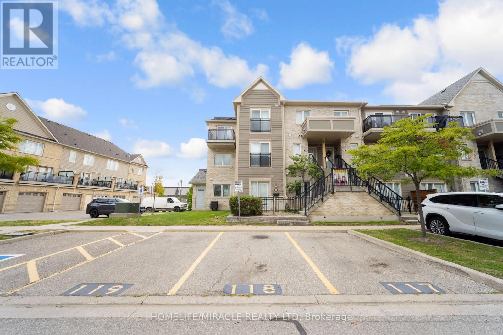 Photo 12 of 85 60 Fairwood Circle, Brampton ON