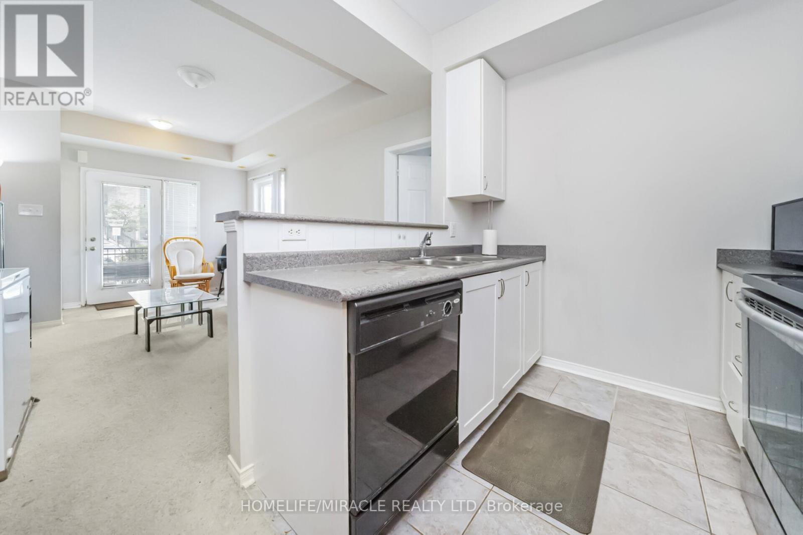 Photo 9 of 85 60 Fairwood Circle, Brampton ON