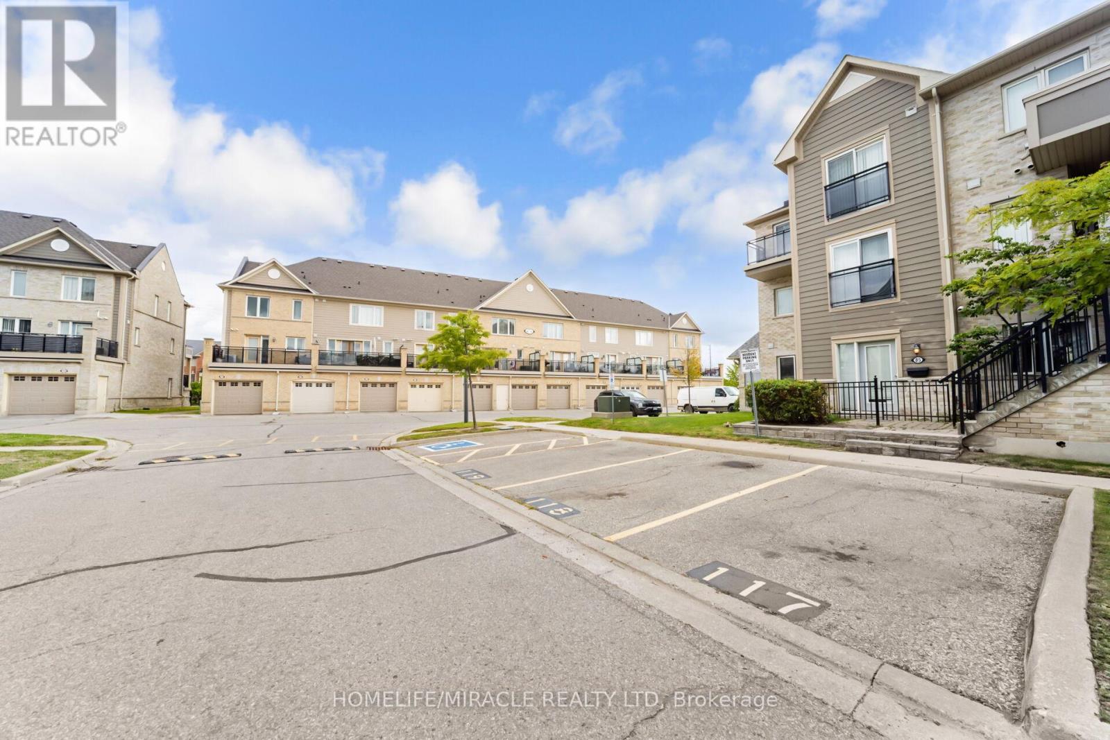 Photo 17 of 85 60 Fairwood Circle, Brampton ON