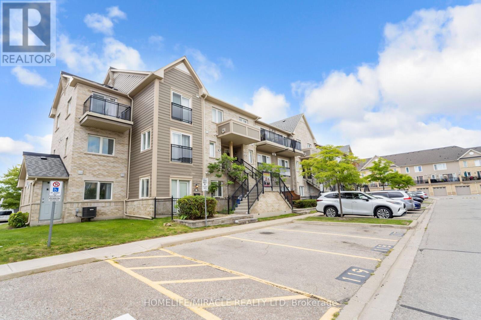 Photo 2 of 85 60 Fairwood Circle, Brampton ON