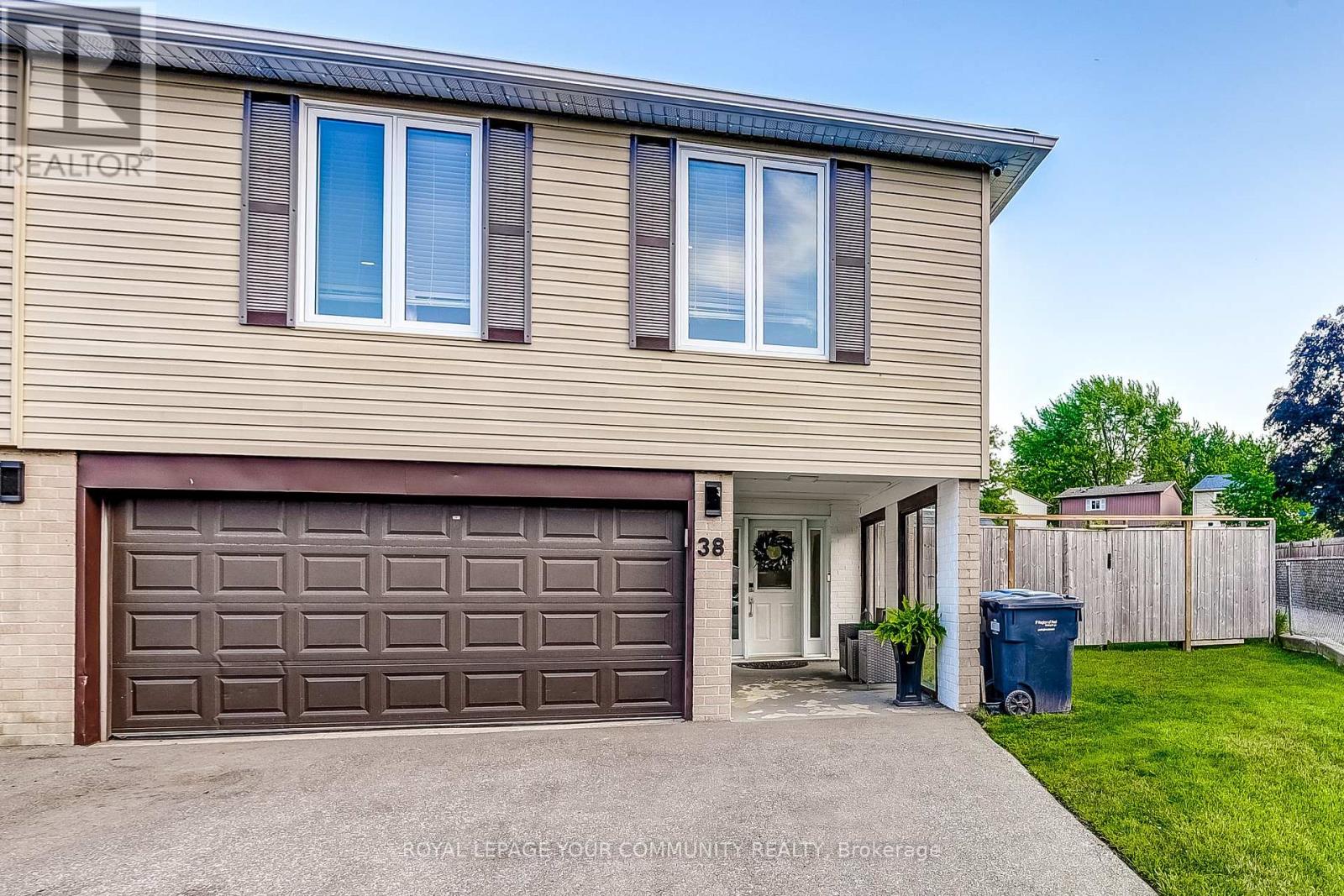 Photo 2 of 38 Gainsborough Road, Brampton ON