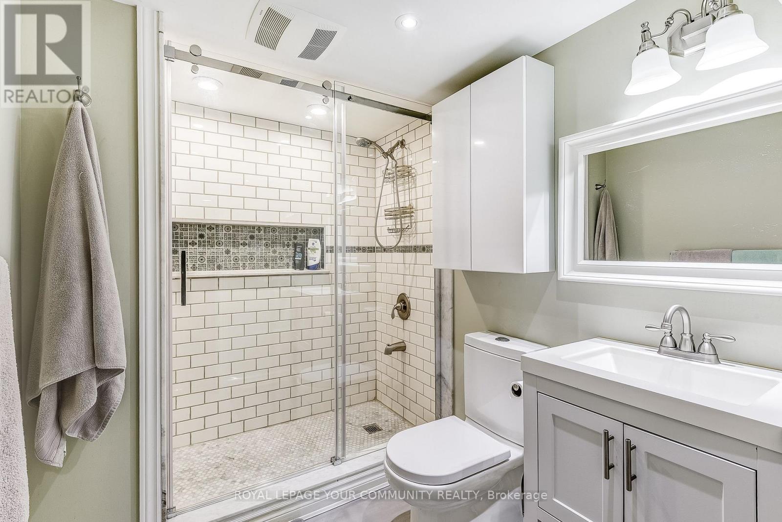 Photo 28 of 38 Gainsborough Road, Brampton ON