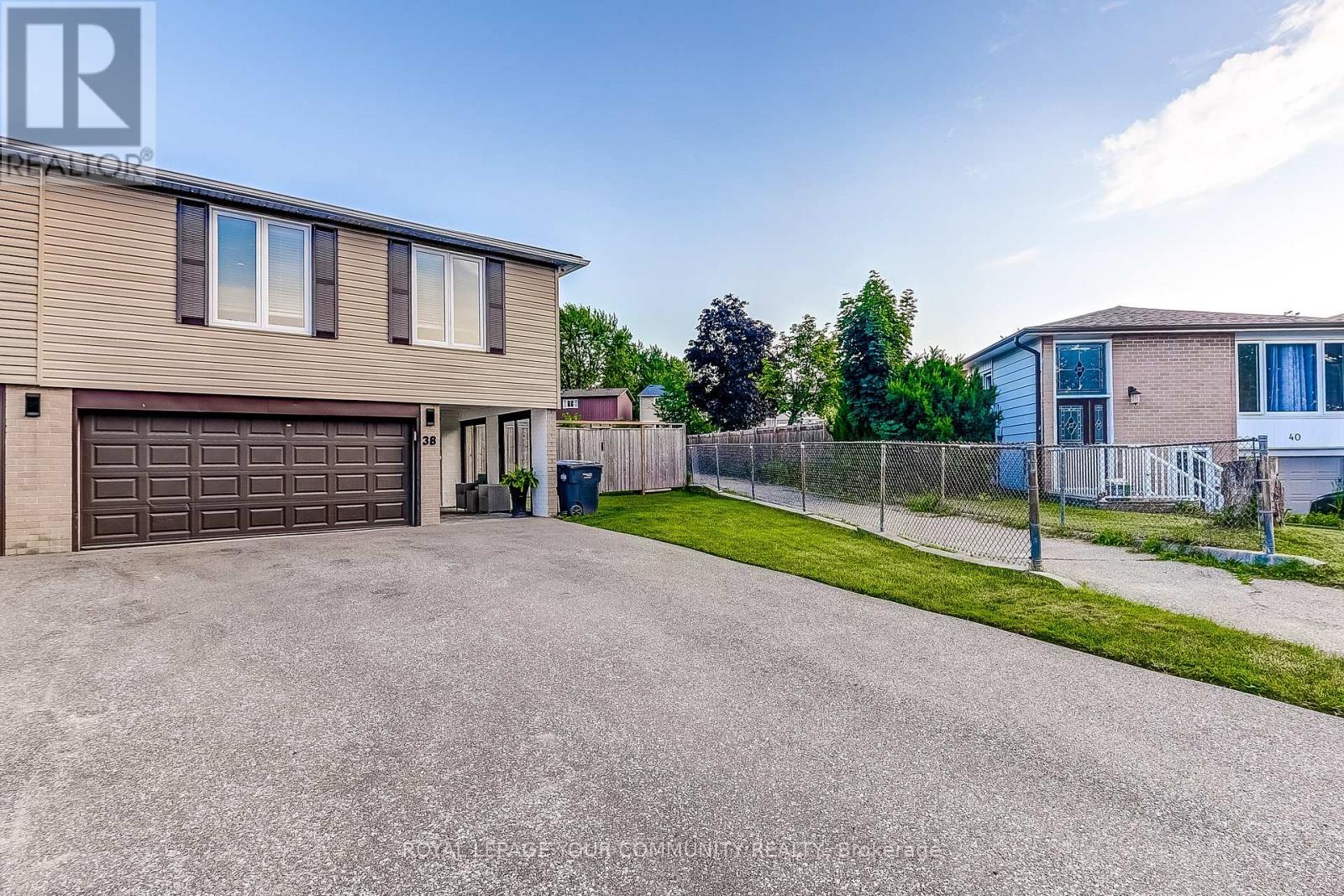 Photo 3 of 38 Gainsborough Road, Brampton ON