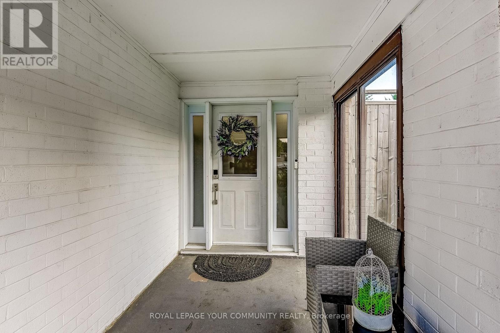 Photo 4 of 38 Gainsborough Road, Brampton ON