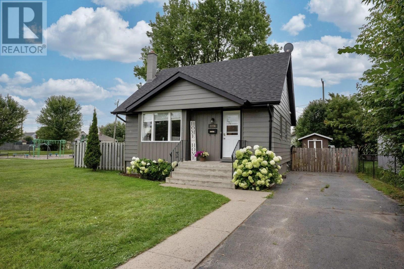 Photo 11 of 2226 Mcgregor Ave, Thunder Bay ON