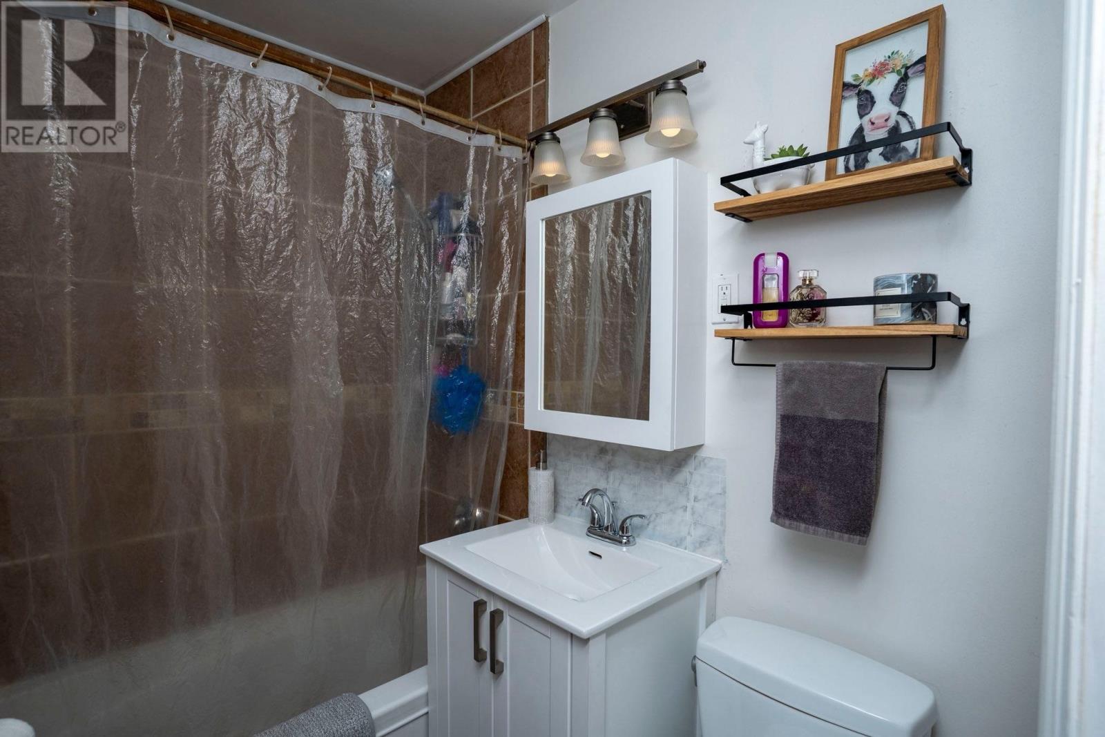 Photo 15 of 2226 Mcgregor Ave, Thunder Bay ON