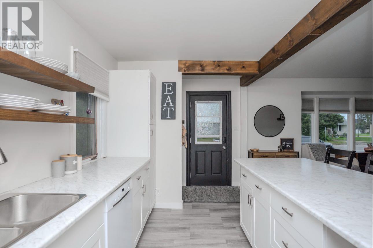Photo 2 of 2226 Mcgregor Ave, Thunder Bay ON