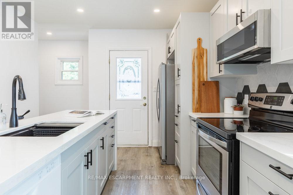 Photo 11 of 132 London Street N, Hamilton ON