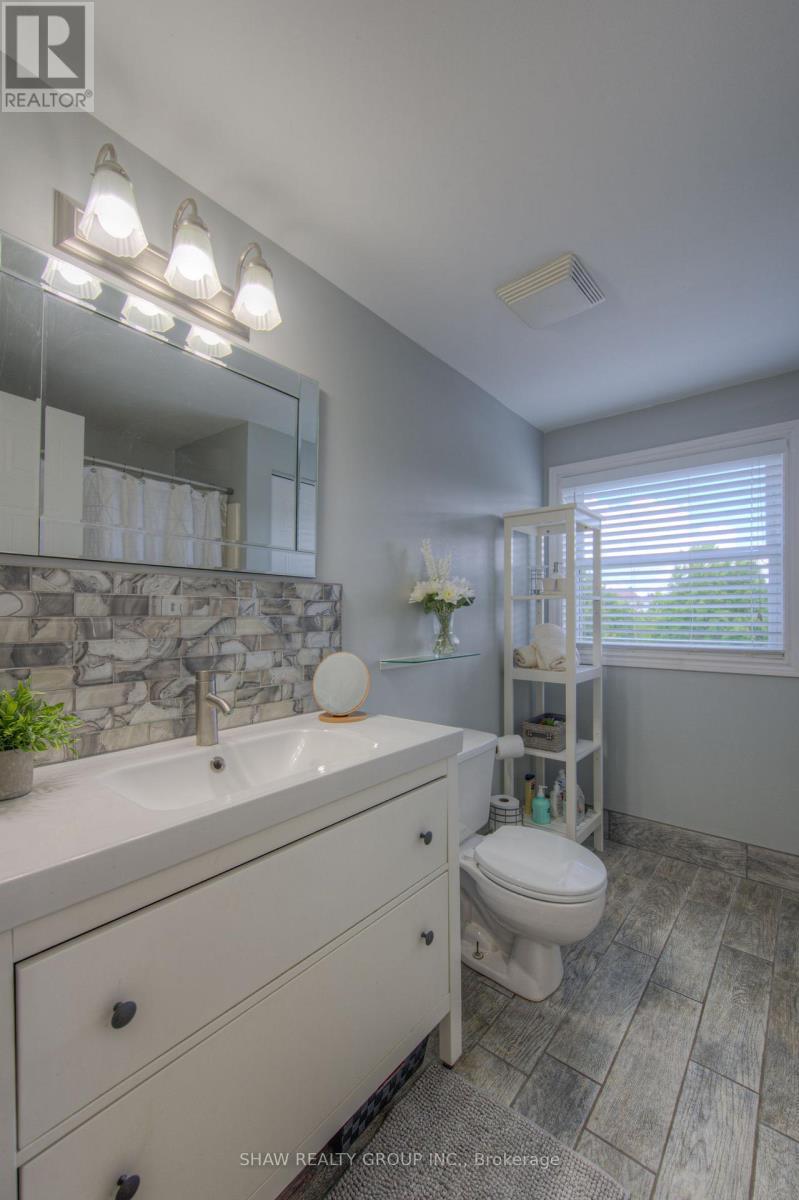 Photo 21 of 985 Elgin Street N, Cambridge ON