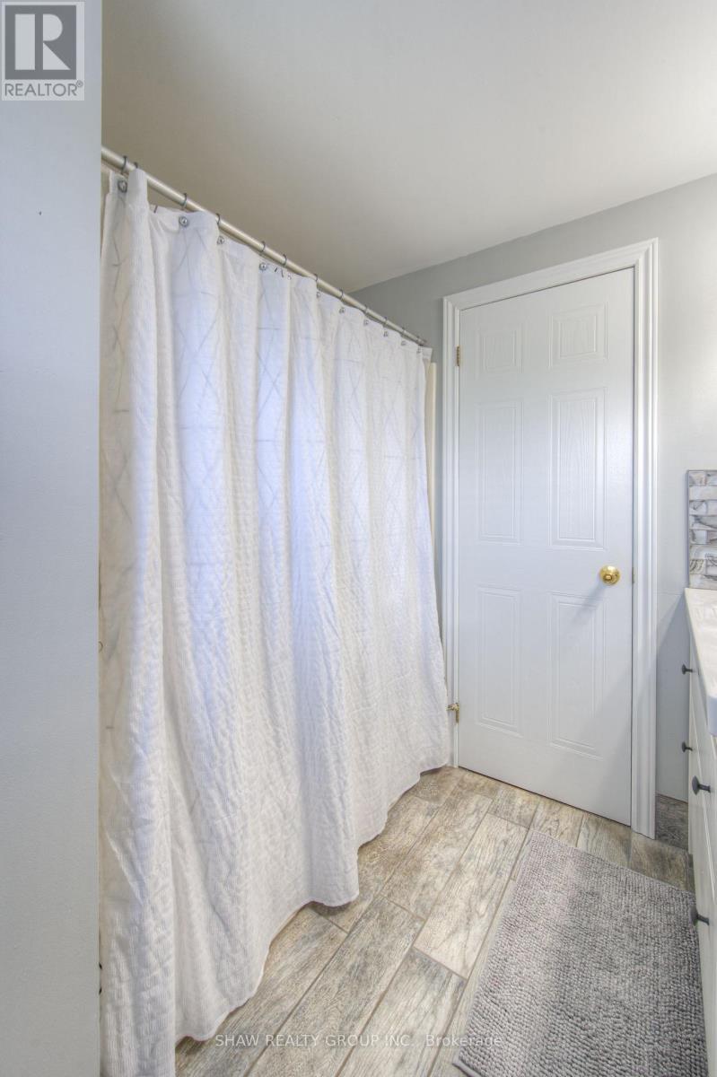 Photo 48 of 985 Elgin Street N, Cambridge ON