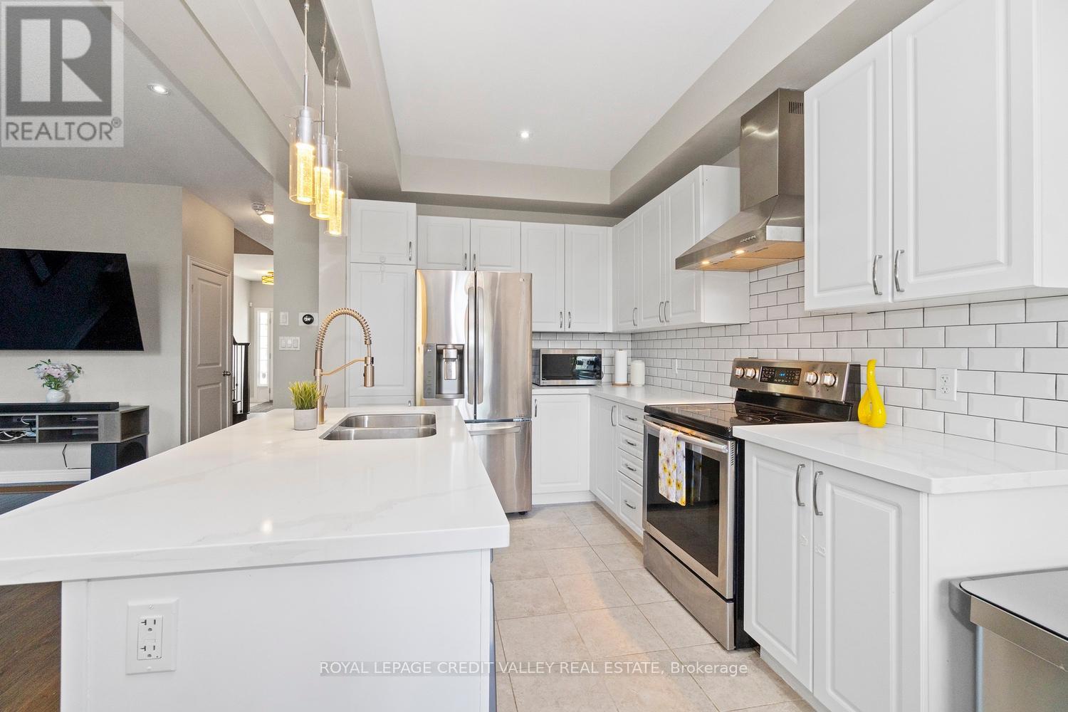 Photo 4 of 2 90 Raymond Road, Hamilton ON