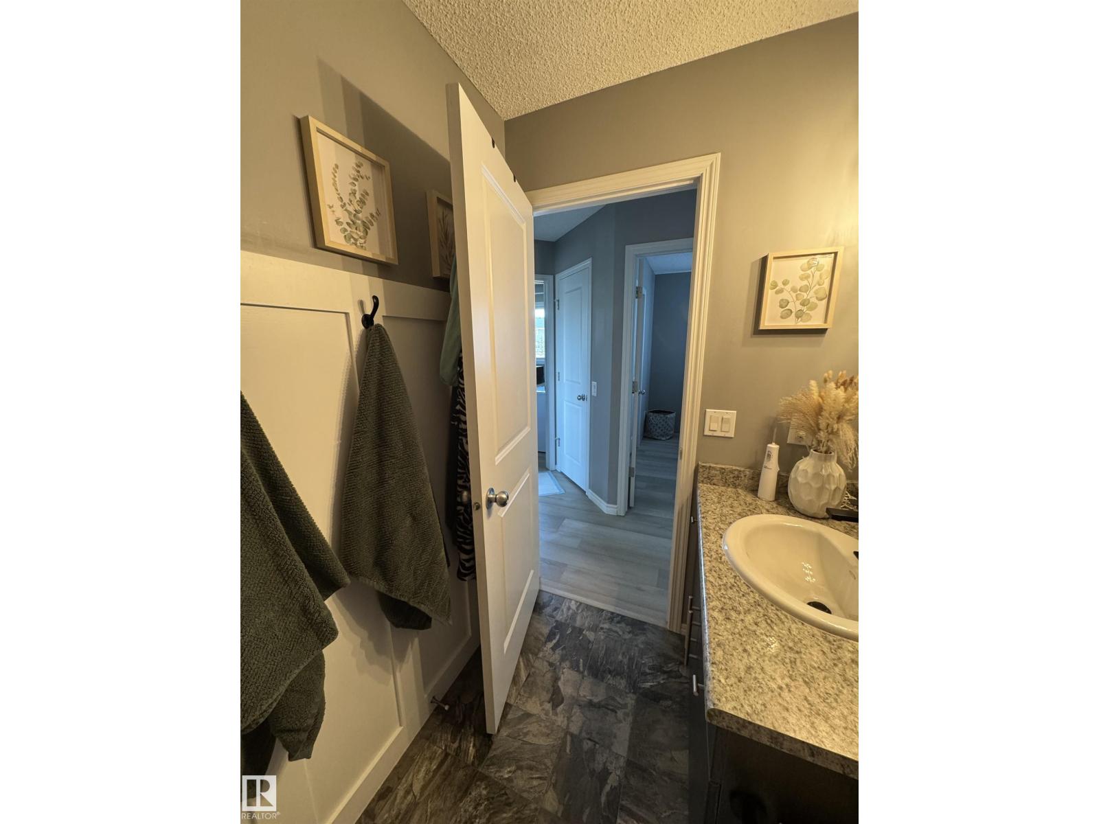 Photo 1 of 18 13838 166 Av Nw Nw, Edmonton AB