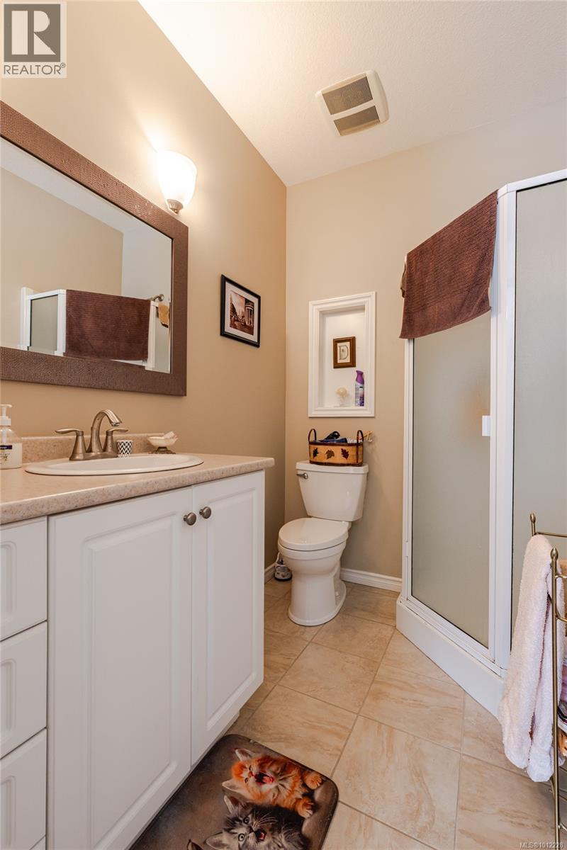 Photo 2 of 3866 Mimosa Dr, Nanaimo BC