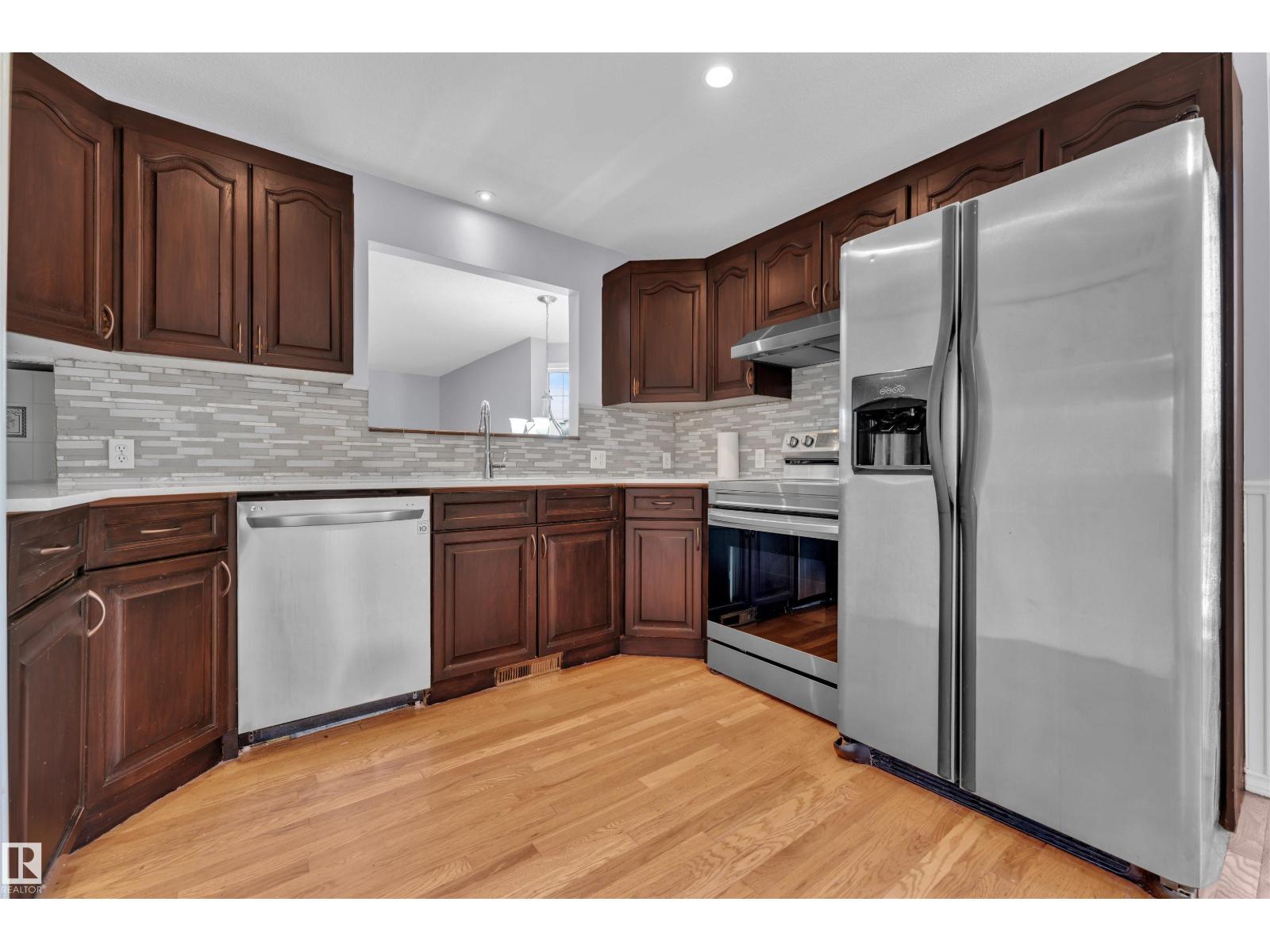 Photo 4 of 7853 26 Av Nw, Edmonton AB