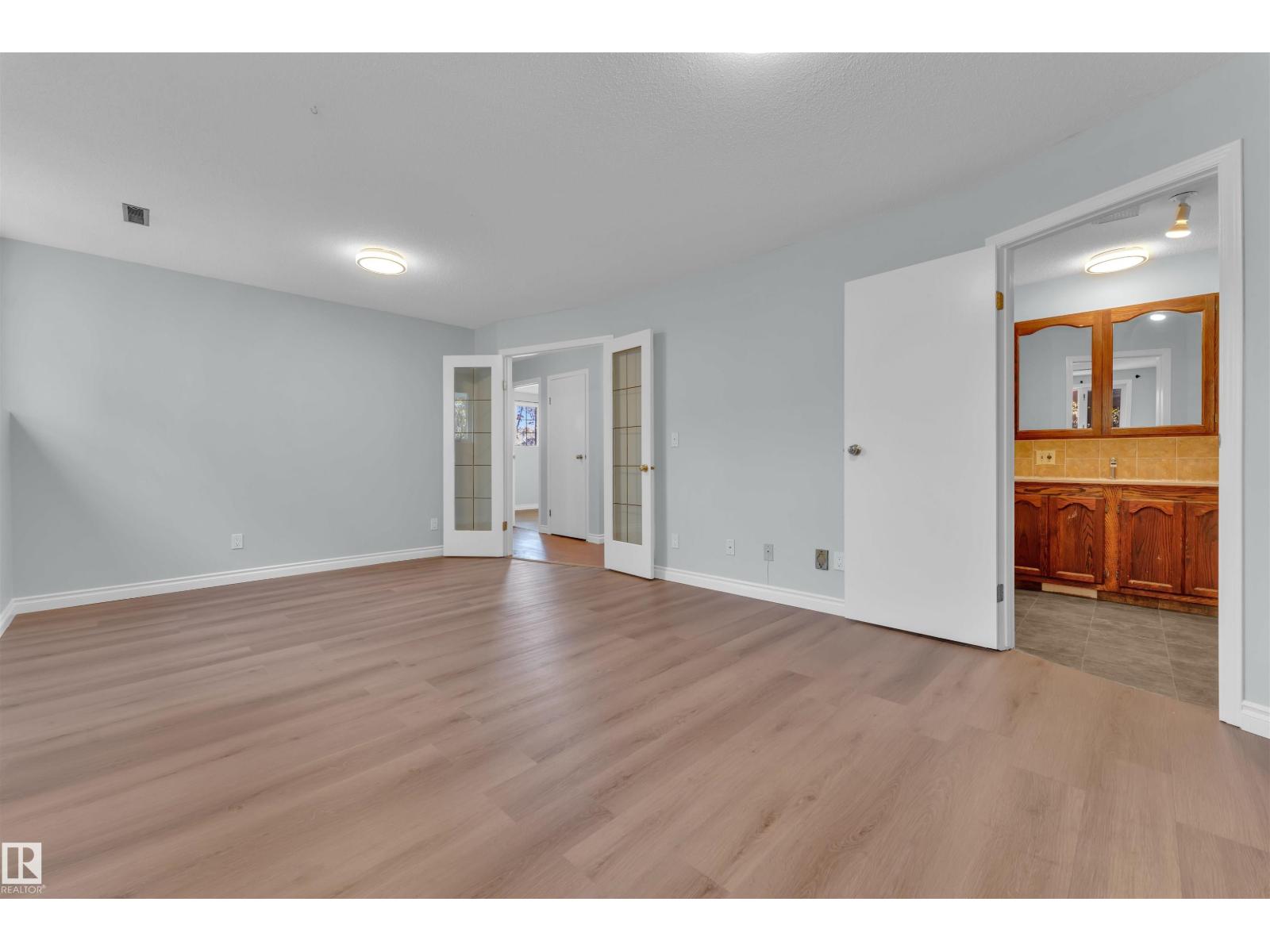 Photo 10 of 7853 26 Av Nw, Edmonton AB
