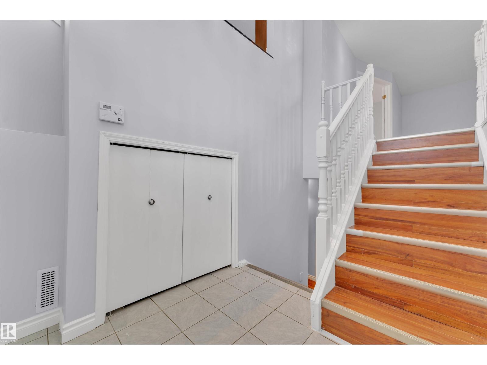 Photo 8 of 7853 26 Av Nw, Edmonton AB