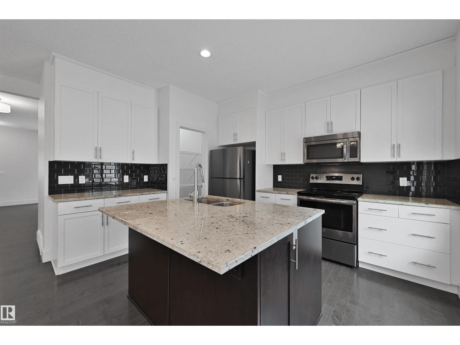 Photo 5 of 41 2003 Rabbit Hill Rd Nw, Edmonton AB