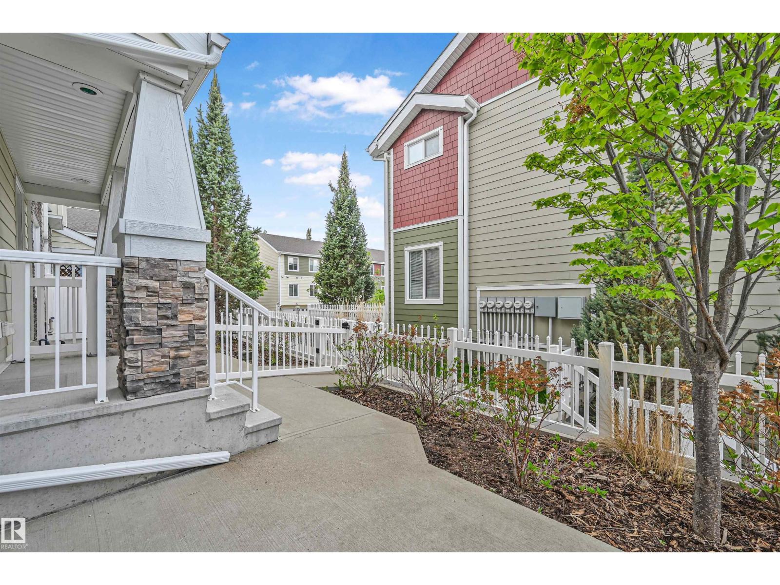 Photo 11 of 41 2003 Rabbit Hill Rd Nw, Edmonton AB