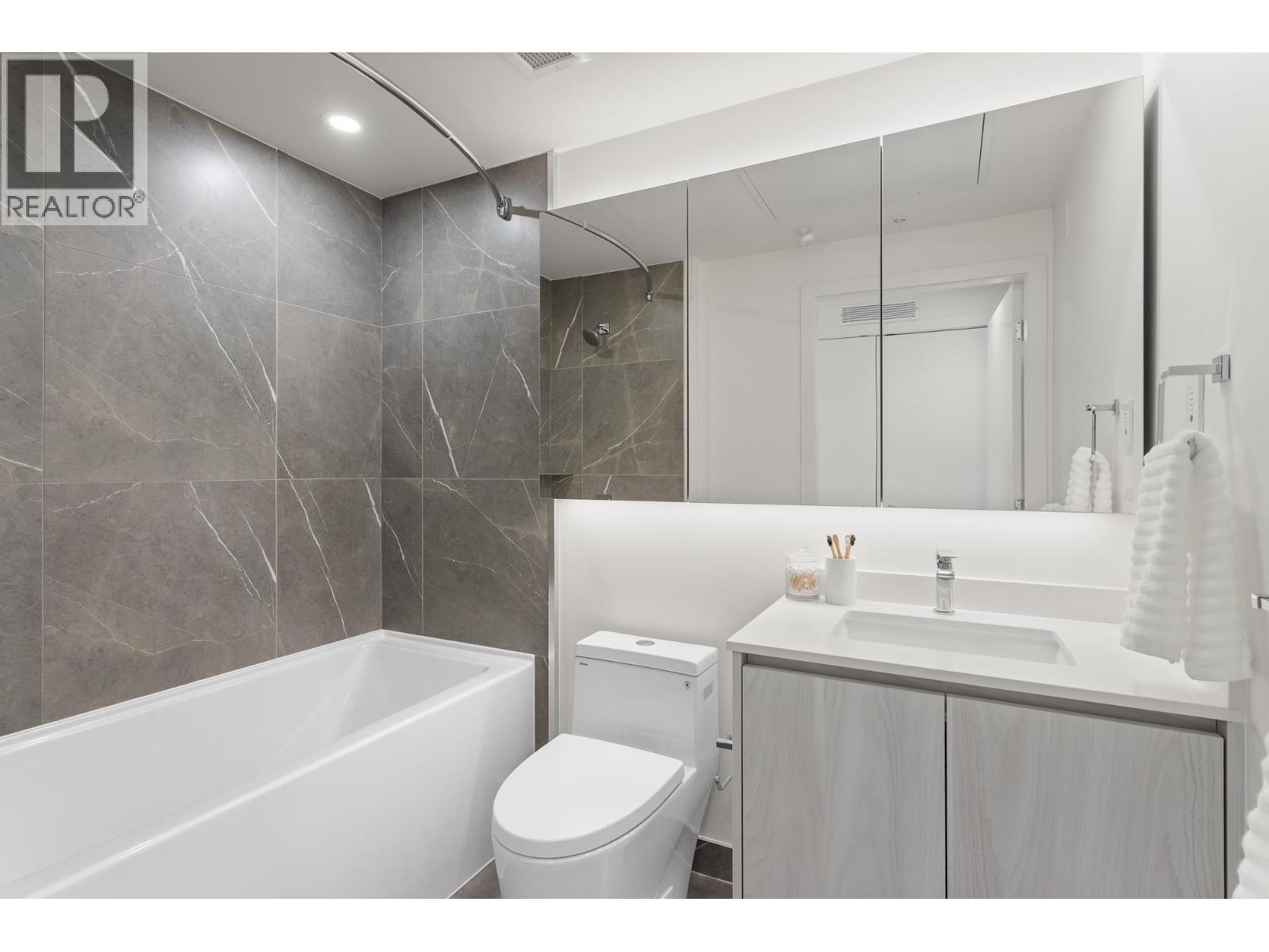 Photo 10 of 204 3264 Vanness Avenue, Vancouver BC