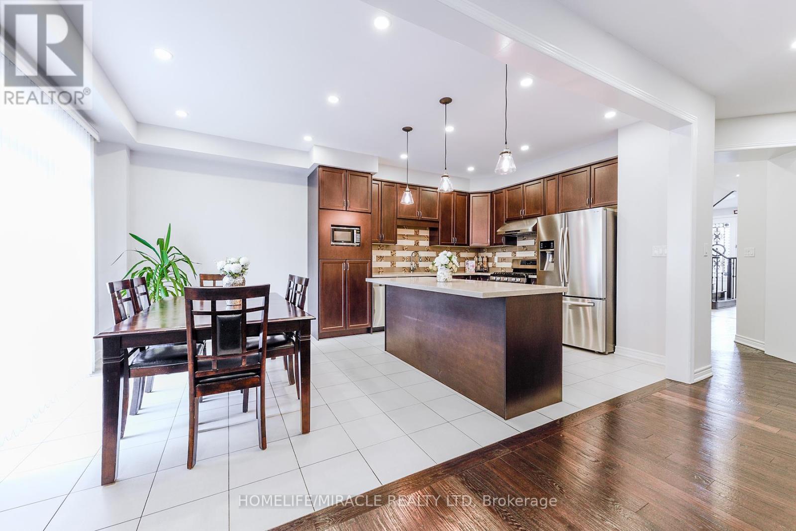 Photo 11 of 122 Bonnie Braes Drive, Brampton ON