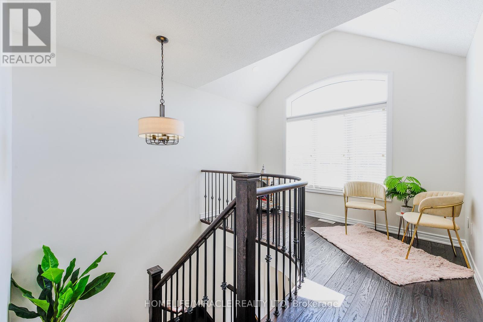 Photo 17 of 122 Bonnie Braes Drive, Brampton ON