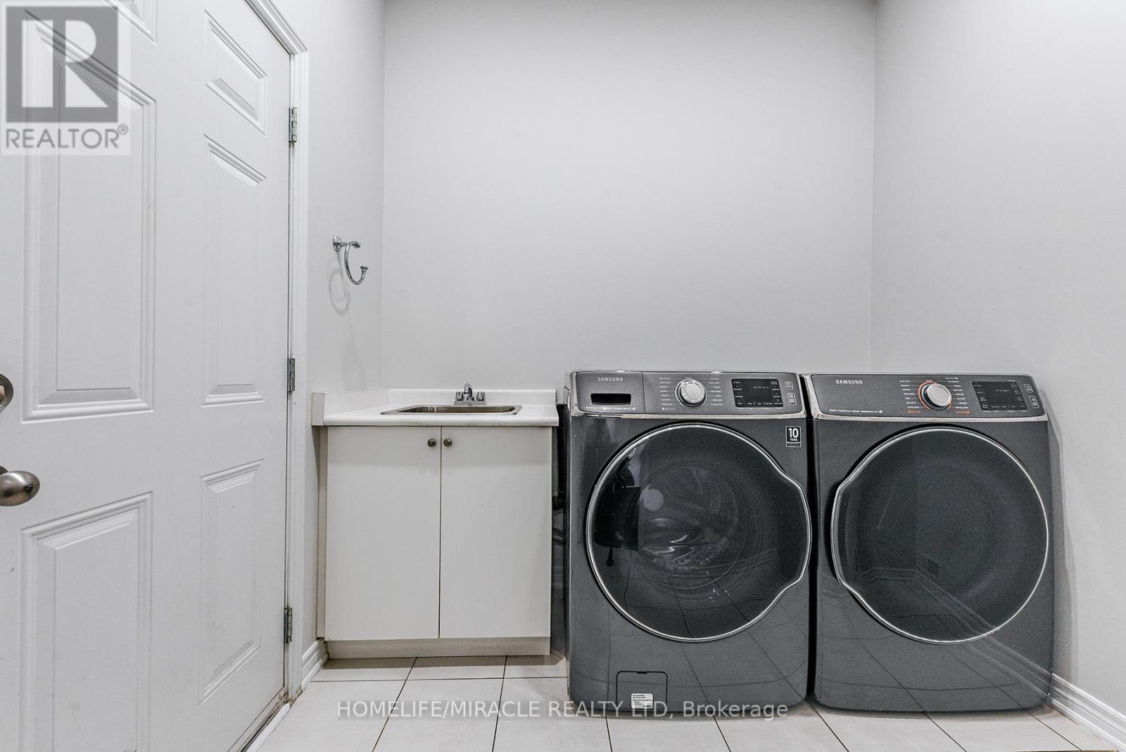 Photo 14 of 122 Bonnie Braes Drive, Brampton ON