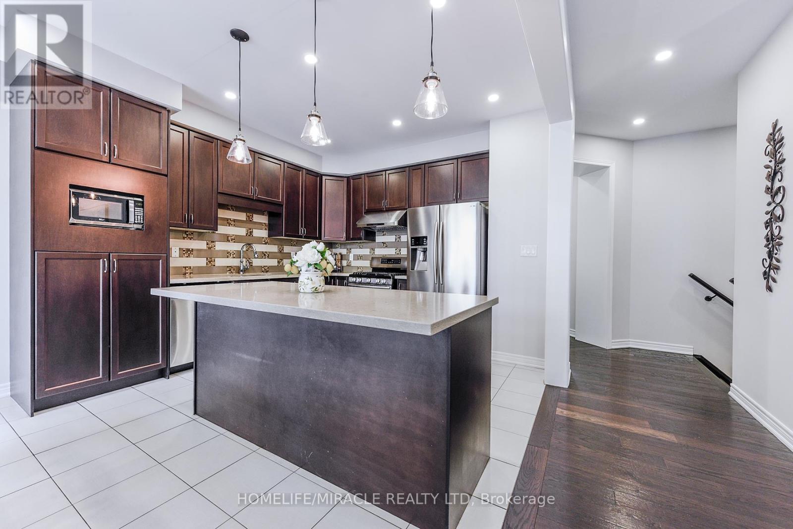 Photo 12 of 122 Bonnie Braes Drive, Brampton ON