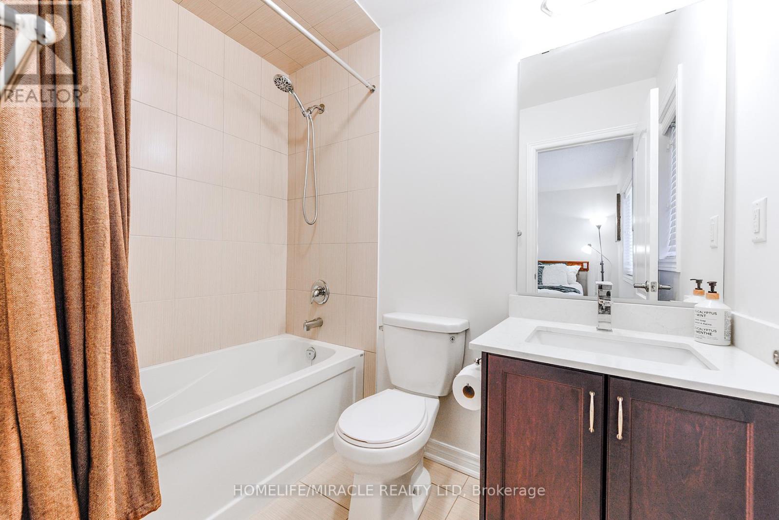 Photo 19 of 122 Bonnie Braes Drive, Brampton ON