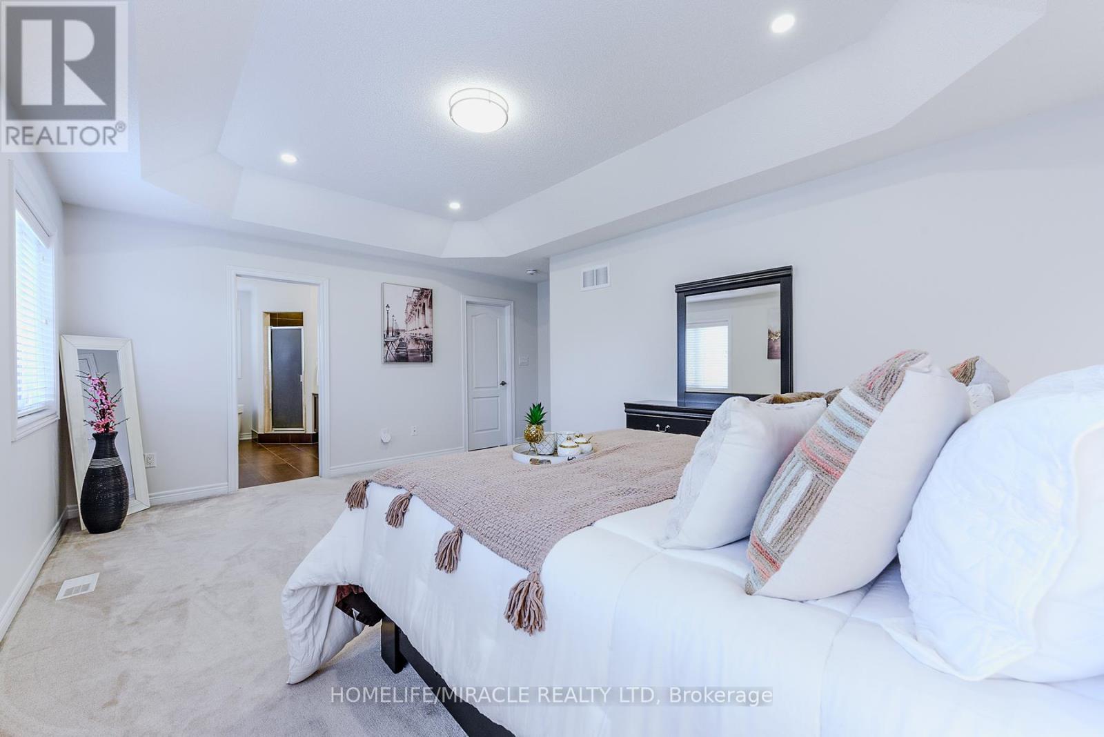 Photo 22 of 122 Bonnie Braes Drive, Brampton ON