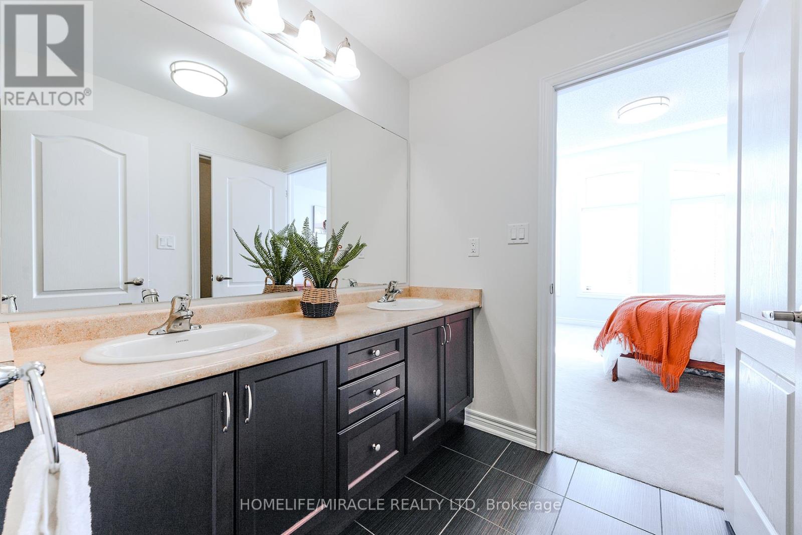 Photo 28 of 122 Bonnie Braes Drive, Brampton ON