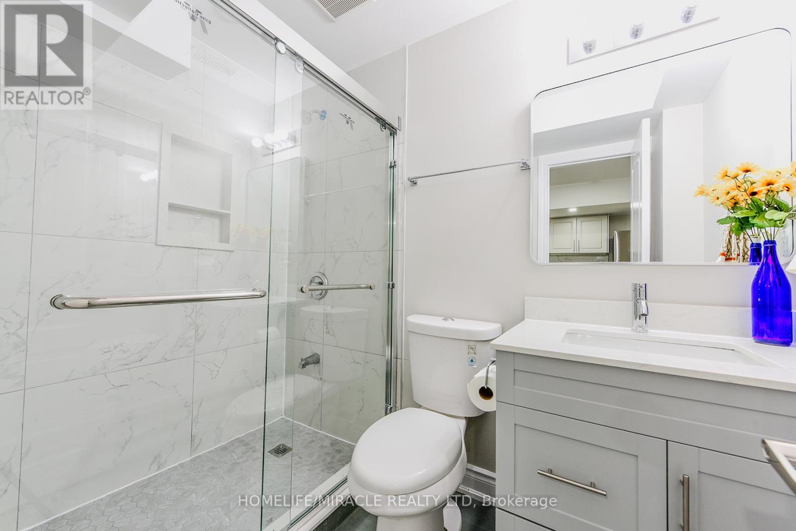 Photo 37 of 122 Bonnie Braes Drive, Brampton ON