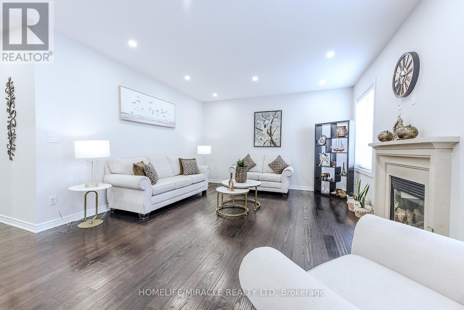 Photo 9 of 122 Bonnie Braes Drive, Brampton ON