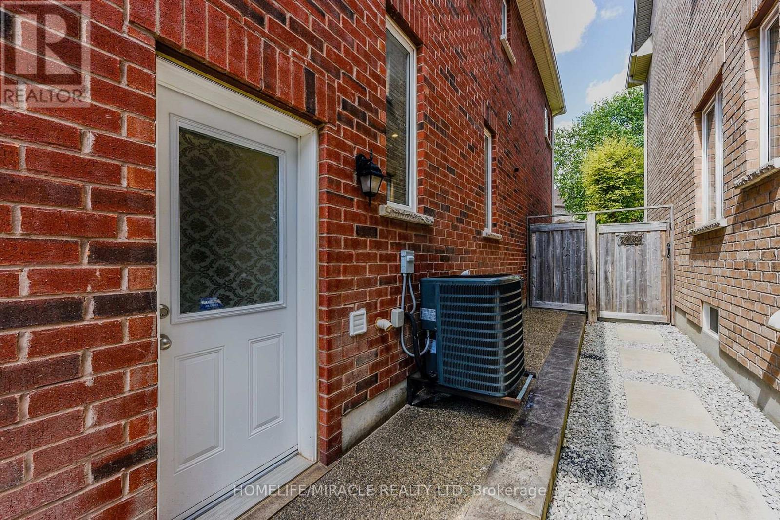 Photo 33 of 122 Bonnie Braes Drive, Brampton ON