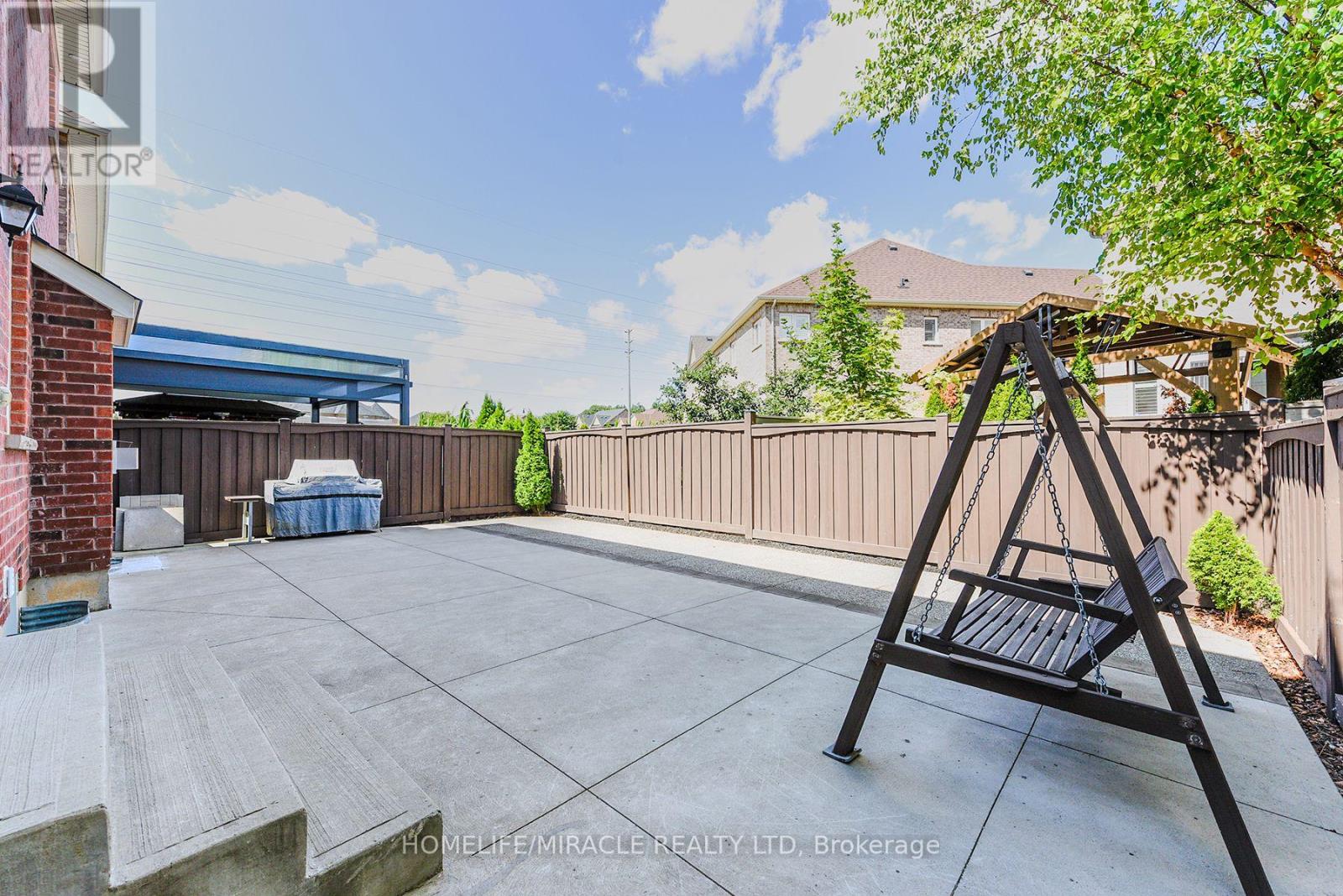 Photo 40 of 122 Bonnie Braes Drive, Brampton ON