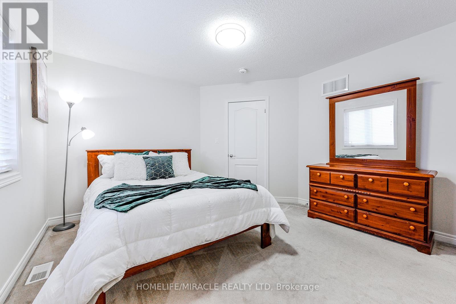 Photo 18 of 122 Bonnie Braes Drive, Brampton ON
