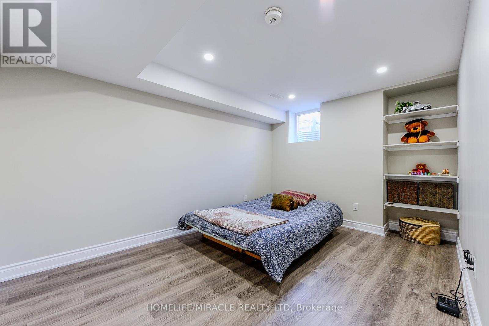 Photo 39 of 122 Bonnie Braes Drive, Brampton ON