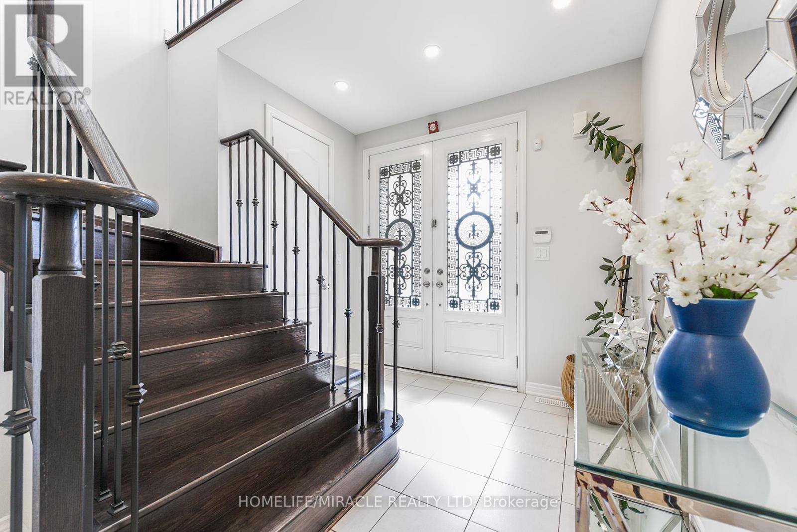 Photo 5 of 122 Bonnie Braes Drive, Brampton ON