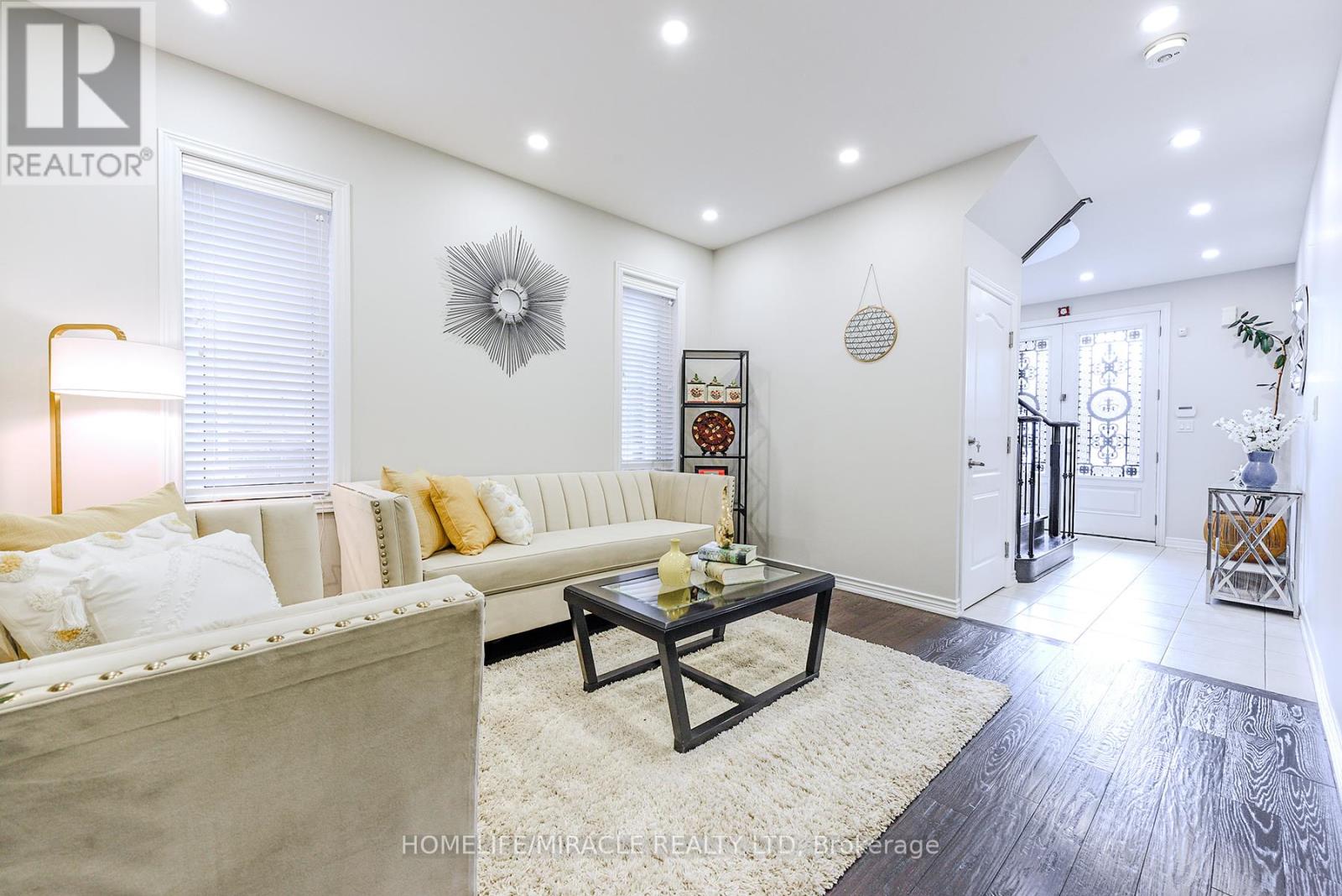 Photo 7 of 122 Bonnie Braes Drive, Brampton ON