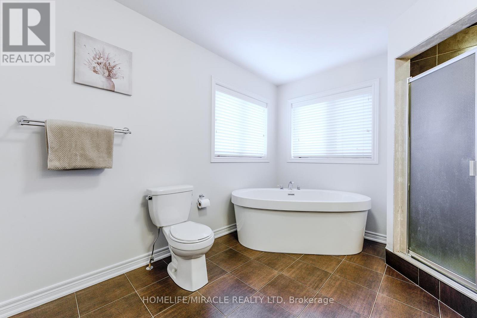 Photo 25 of 122 Bonnie Braes Drive, Brampton ON