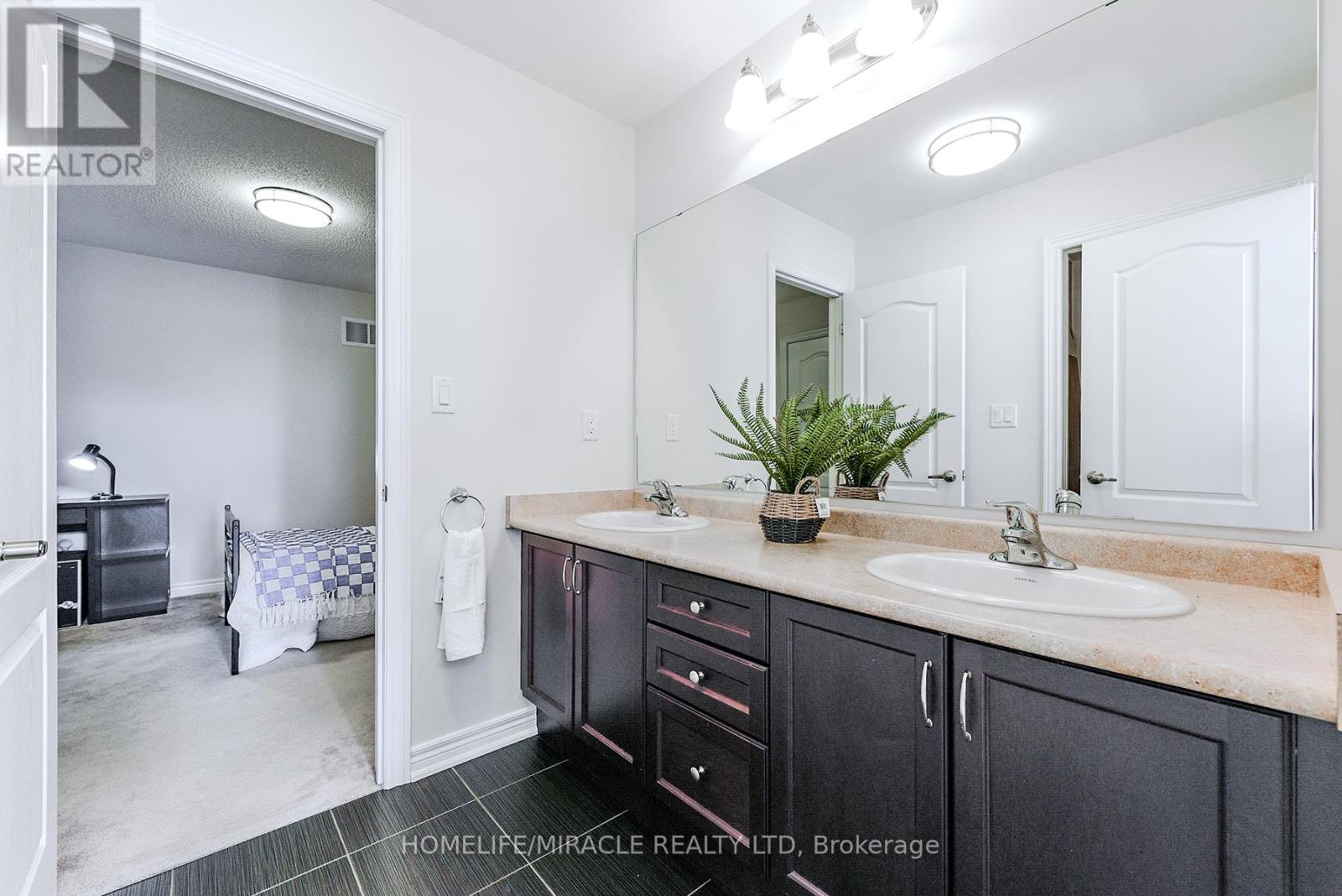 Photo 29 of 122 Bonnie Braes Drive, Brampton ON
