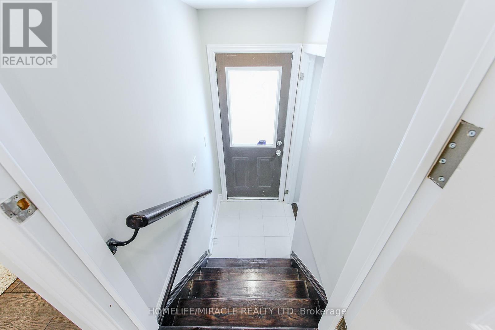 Photo 32 of 122 Bonnie Braes Drive, Brampton ON