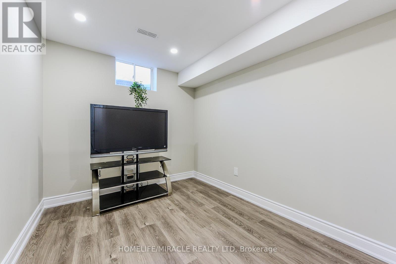 Photo 38 of 122 Bonnie Braes Drive, Brampton ON