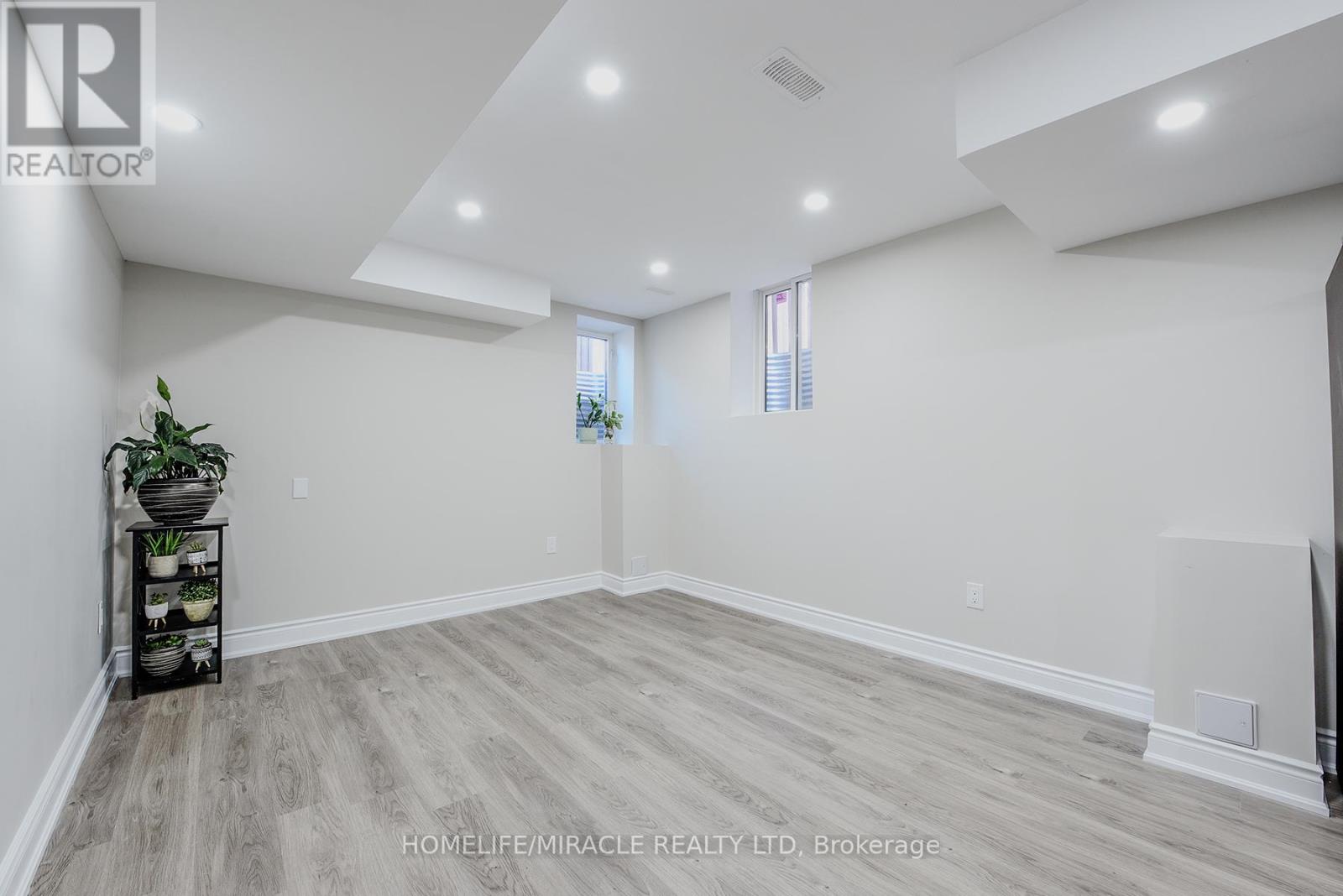 Photo 36 of 122 Bonnie Braes Drive, Brampton ON
