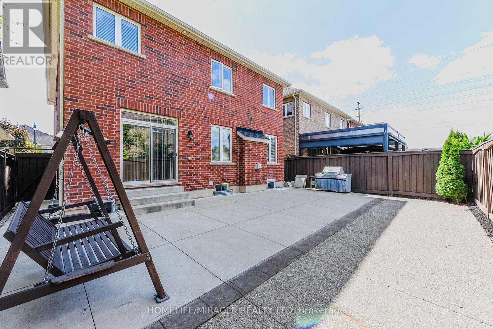 Photo 41 of 122 Bonnie Braes Drive, Brampton ON