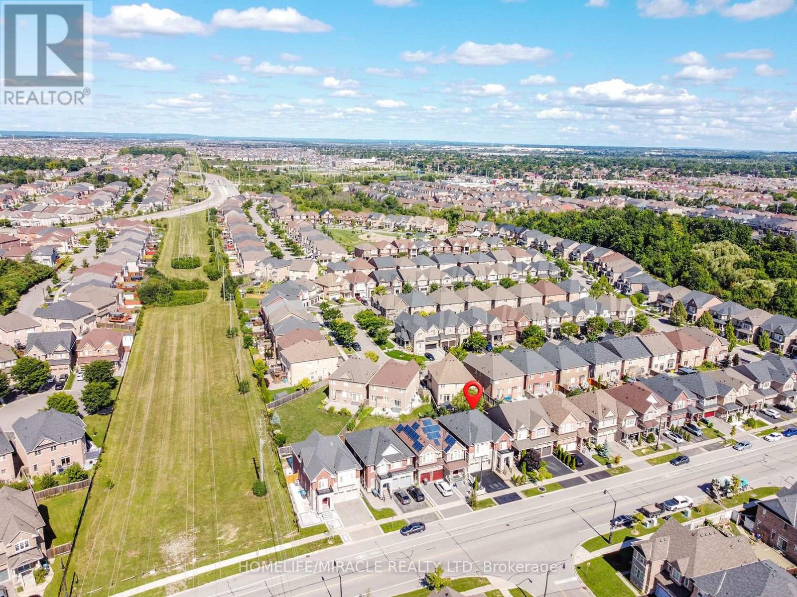 Photo 4 of 122 Bonnie Braes Drive, Brampton ON