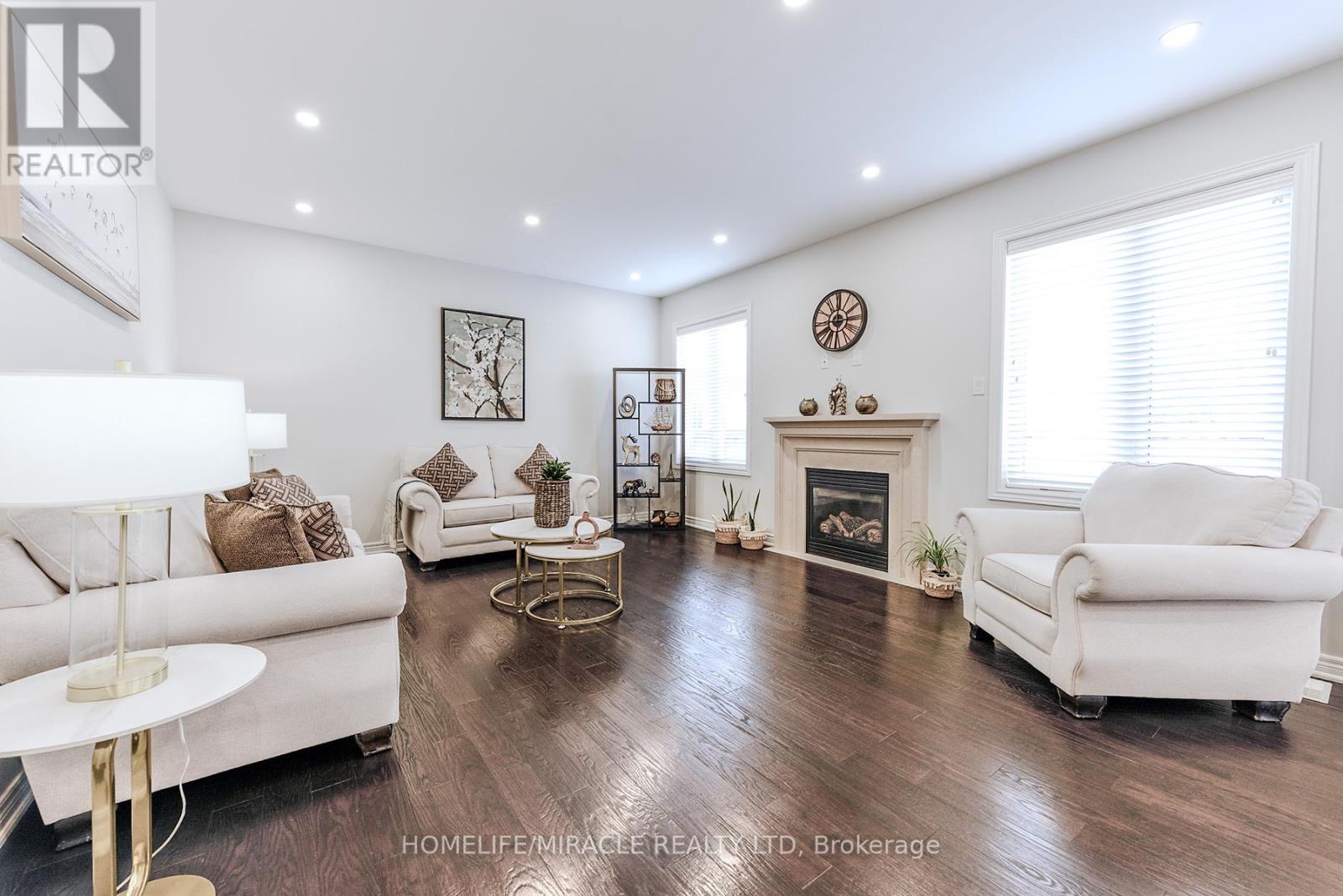 Photo 8 of 122 Bonnie Braes Drive, Brampton ON