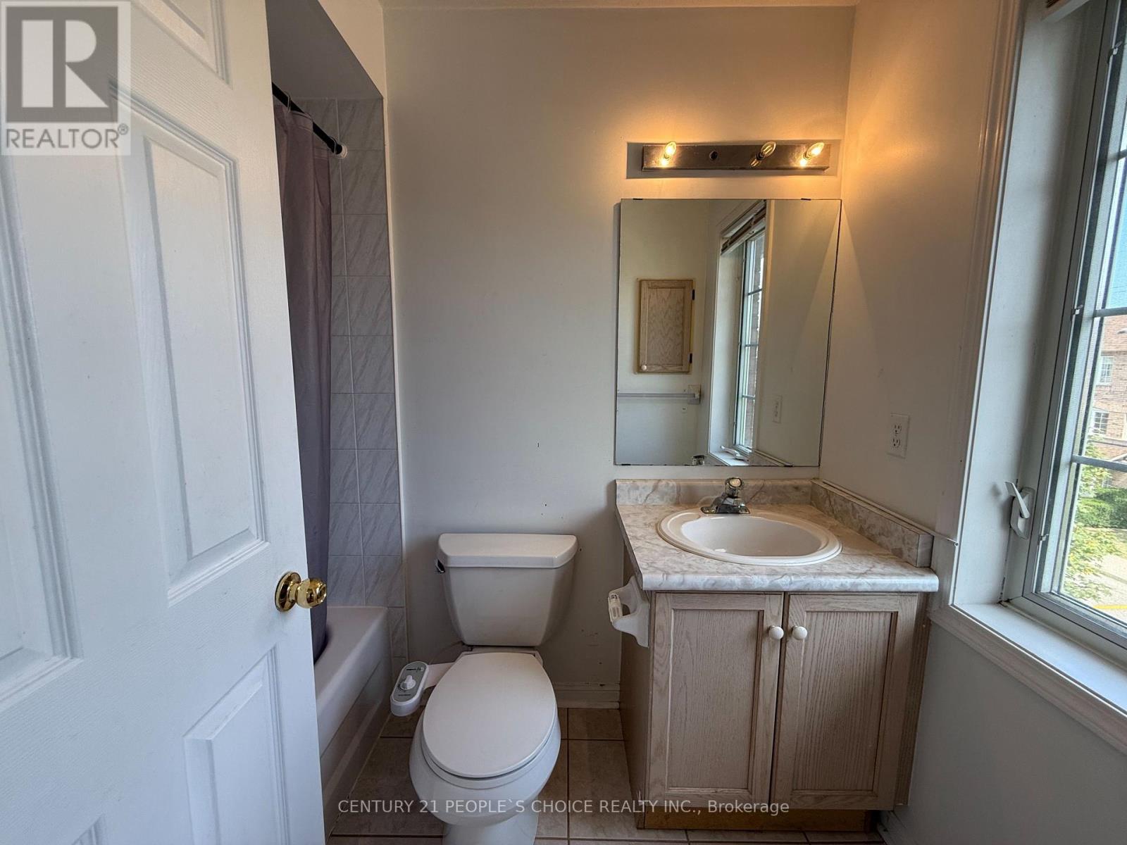 Photo 2 of 182 80 Acorn Place, Mississauga ON