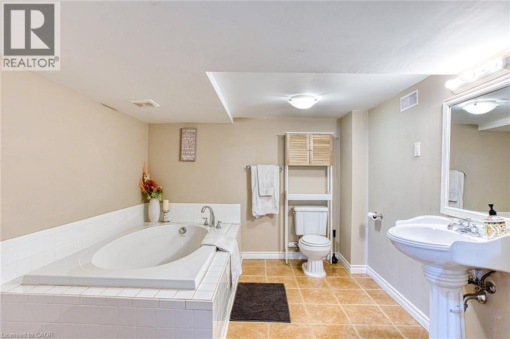 Photo 5 of 4382 Central Avenue, Beamsville ON