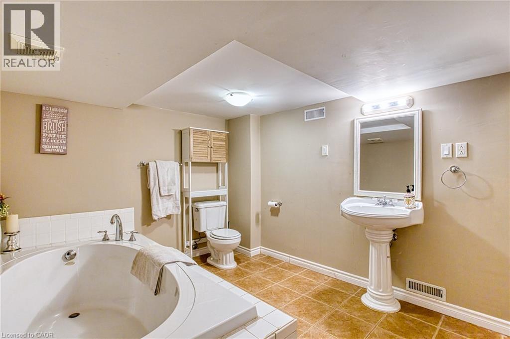 Photo 13 of 4382 Central Avenue, Beamsville ON