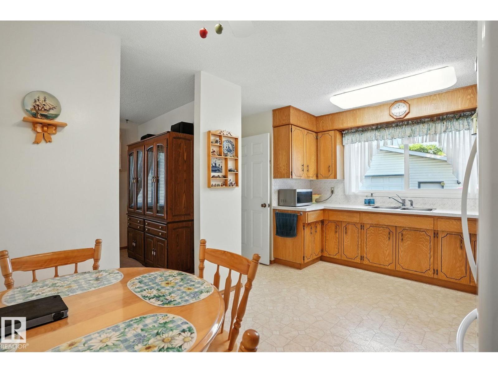 Photo 23 of 138 Harrison Dr Nw, Edmonton AB